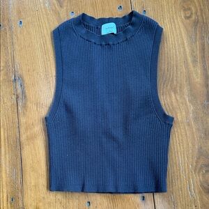 Aritzia cropped top medium